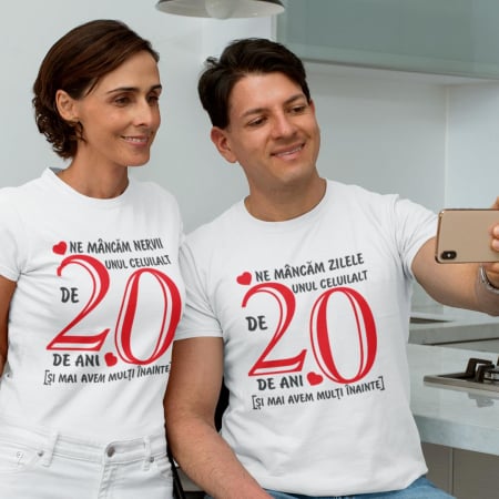 Tricouri Personalizate - Set 2 Tricouri Cuplu Aniversare Casatorie - De 20 de ani Ne mancam zilele/ Ne mancam nervii  