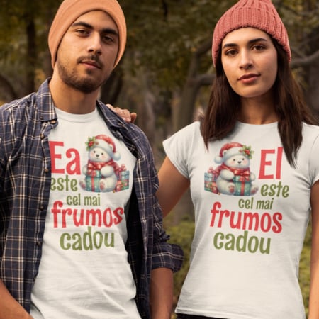 Tricouri Craciun - Set 2 Tricouri Cuplu Personalizate Craciun - El Ea este cel mai frumos cadou ursulet  