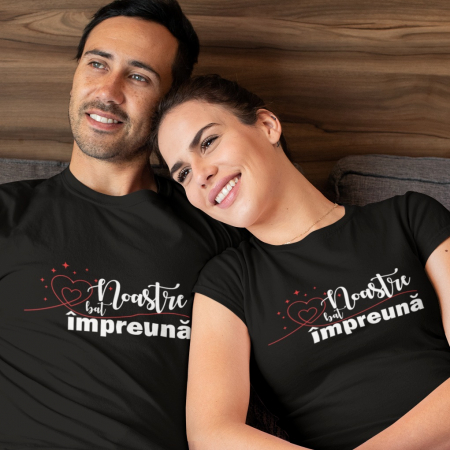 Cadouri de Valentine's Day - Set 2 Tricouri Cuplu Personalizate - Inimile noastre bat impreuna  