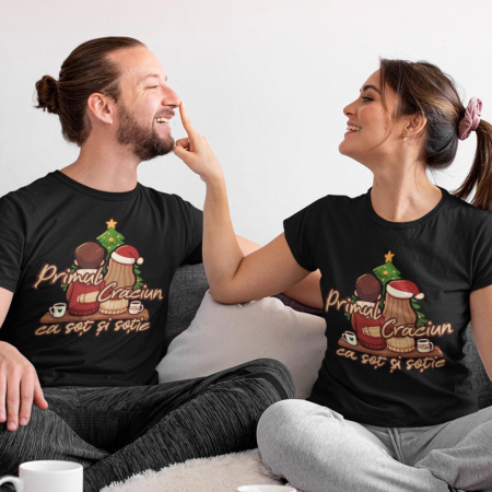 Cadouri De Sezon - Set 2 Tricouri Cuplu Personalizate - Primul Craciun ca sot si sotie  