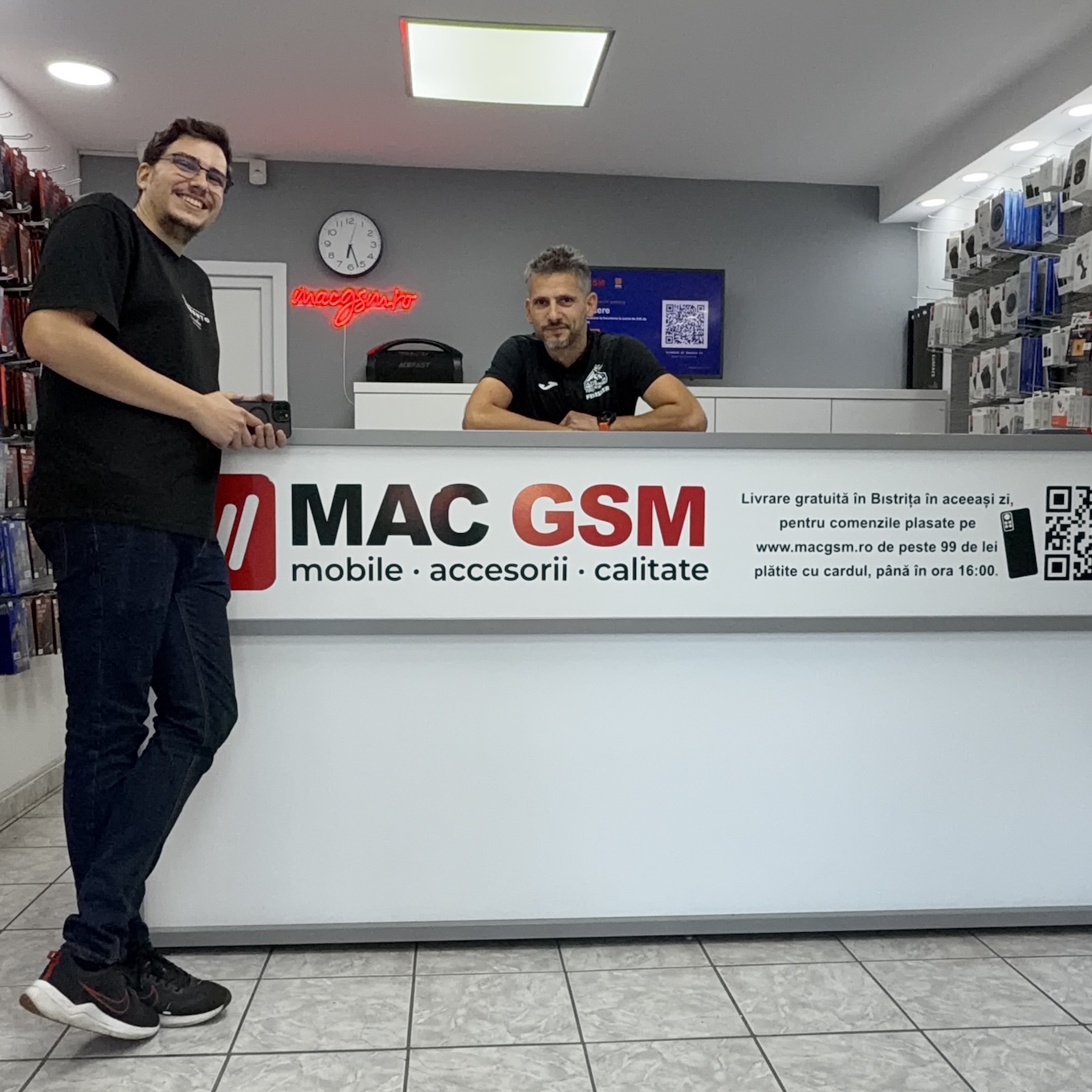 Consiliere pentru alegerea husei potrivite, în magazinul Mac GSM din Bistrița