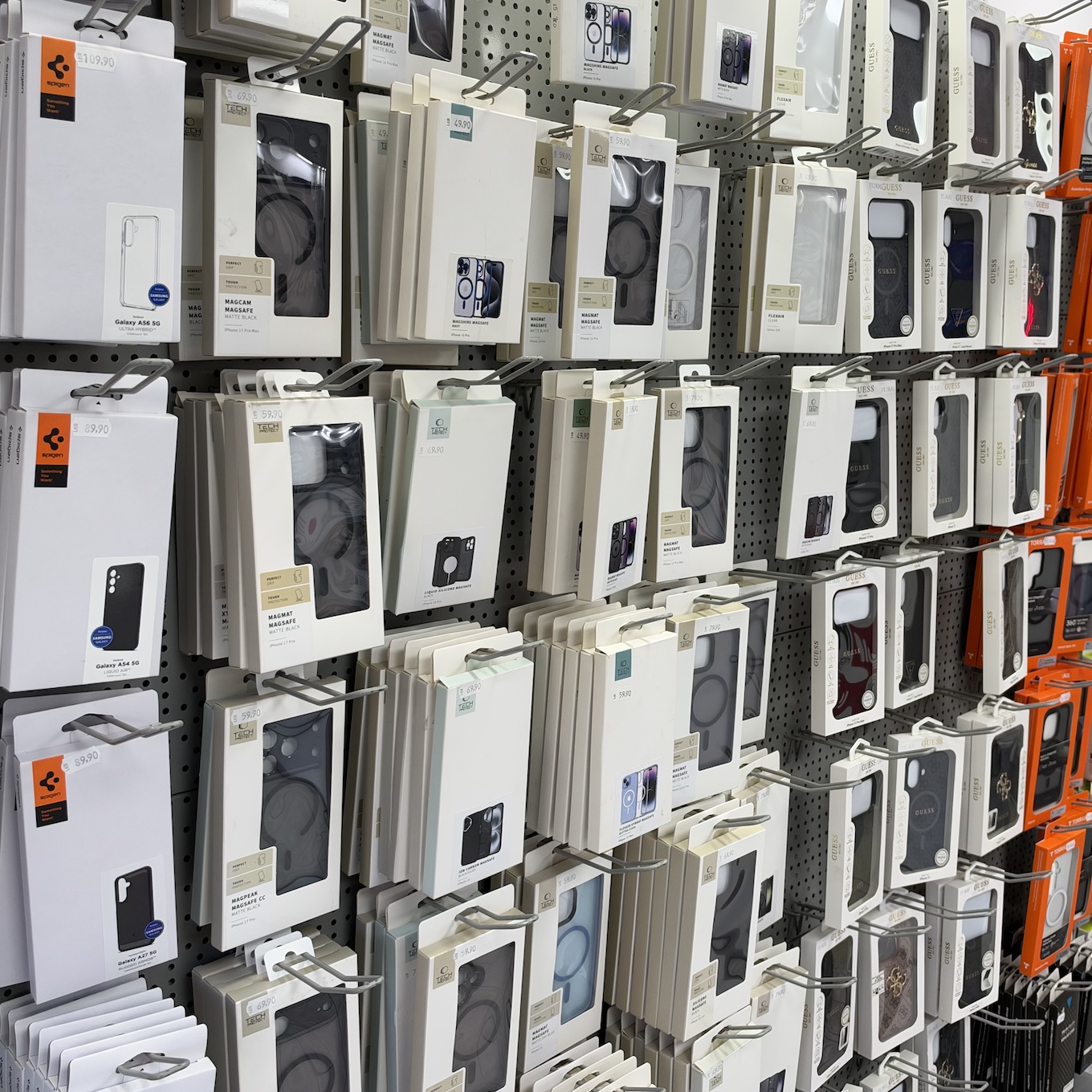 Raft cu huse de telefon în magazinul Mac GSM din Bistrița