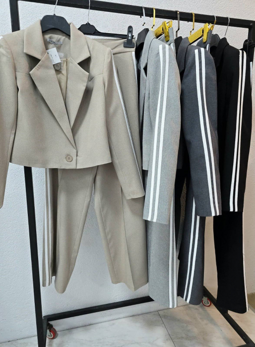 Compleu Smart Casual Gri Inchis cu Dungi Laterale – Sacou Crop și Pantaloni Largi pentru Toamna [2]