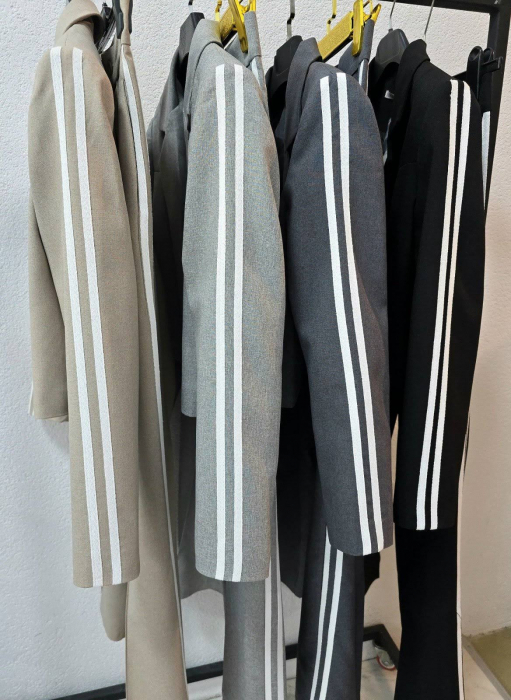 Compleu Smart Casual Gri Inchis cu Dungi Laterale – Sacou Crop și Pantaloni Largi pentru Toamna [3]