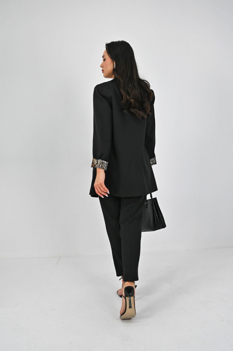 Costum negru elegant, cu captuseala animal print [4]