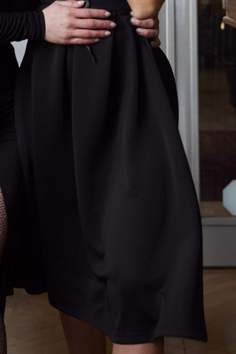 Rochie maxi neagra, cu umerii cazuti [5]