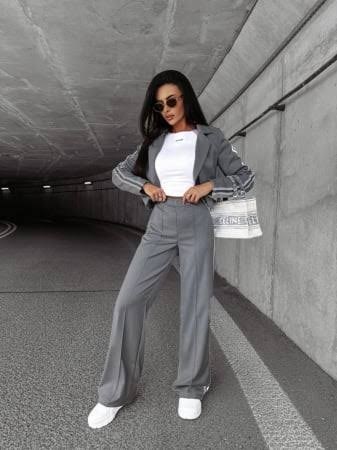 CELE MAI NOI PRODUSE - Compleu Smart Casual Gri Inchis cu Dungi Laterale – Sacou Crop și Pantaloni Largi pentru Toamna