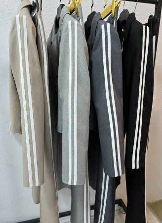 Compleu Smart Casual Gri Inchis cu Dungi Laterale – Sacou Crop și Pantaloni Largi pentru Toamna [2]
