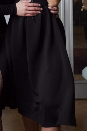 Rochie maxi neagra, cu umerii cazuti [4]