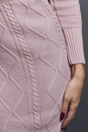 Rochie tricotata cu model in relief, roz, mulata pe corp [3]