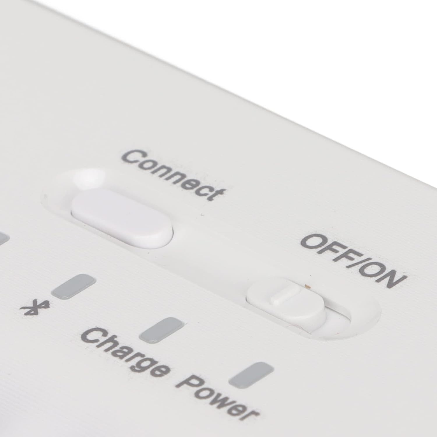   Instrucțiuni de conectare Bluetooth pentru tastatură:  1. Porniți comutatorul ON/OFF. 2. Apăsați butonul CONNECT, iar indicatorul Bluetooth va începe să clipească. 3. Activați Bluetooth pe dispozitivul mobil (tabletă/smartphone) și căutați tastatura Bluetooth cu numele „Bluetooth 3.0 Keyboard”. 4. Selectați tastatura pe dispozitiv și apăsați Enter pentru conectare.             Instrucțiuni de conectare Bluetooth pentru mouse:  1. Introduceți 2 baterii AAA și porniți comutatorul ON/OFF. 2. Activați Bluetooth pe dispozitivul mobil și căutați mouse-ul Bluetooth. 3. Selectați mouse-ul pentru a-l conecta la dispozitiv.  **Notă:** Tastatura și mouse-ul nu pot fi conectate simultan la două dispozitive. Dacă doriți să comutați la un alt dispozitiv, deconectați mai întâi conexiunea cu dispozitivul curent.