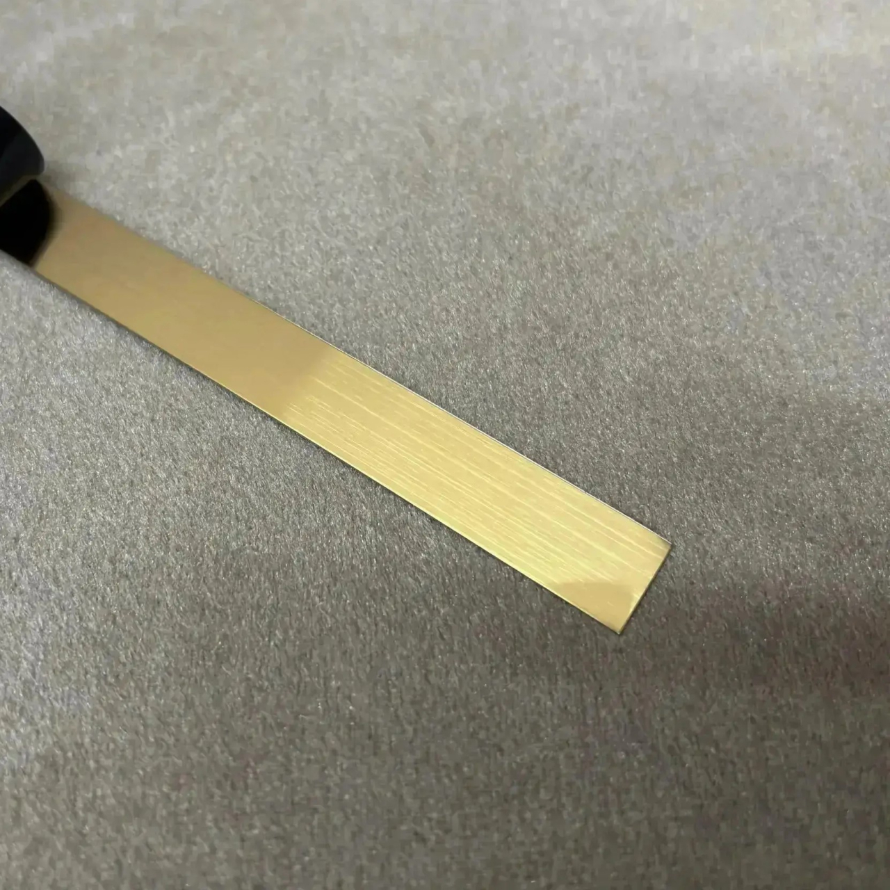 Bandă decorativă adezivă inox auriu mat periat [2]