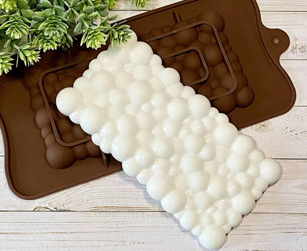 Creează deserturi fine cu forma din silicon alimentar pentru ciocolată Dubai cu umplutură de cataif. Dimensiuni 25x13 cm, material antiaderent și flexibil, ideală pentru praline, bomboane și ciocolată artizanală. Reutilizabilă, ușor de curățat și fără BPA. [12]