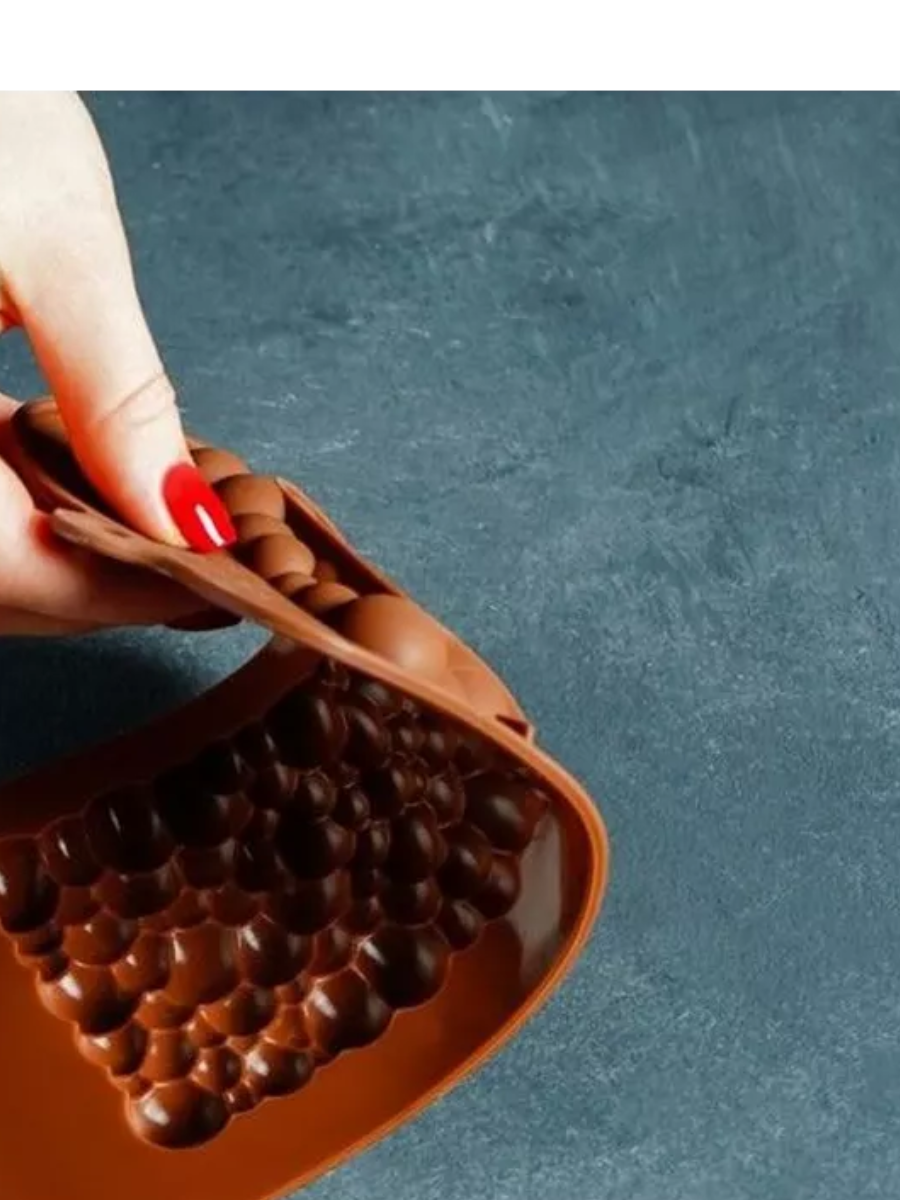 Creează deserturi fine cu forma din silicon alimentar pentru ciocolată Dubai cu umplutură de cataif. Dimensiuni 25x13 cm, material antiaderent și flexibil, ideală pentru praline, bomboane și ciocolată artizanală. Reutilizabilă, ușor de curățat și fără BPA. [15]