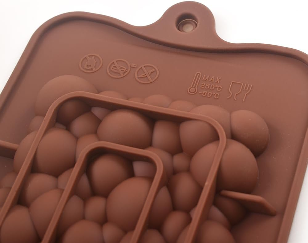 Creează deserturi fine cu forma din silicon alimentar pentru ciocolată Dubai cu umplutură de cataif. Dimensiuni 25x13 cm, material antiaderent și flexibil, ideală pentru praline, bomboane și ciocolată artizanală. Reutilizabilă, ușor de curățat și fără BPA. [19]