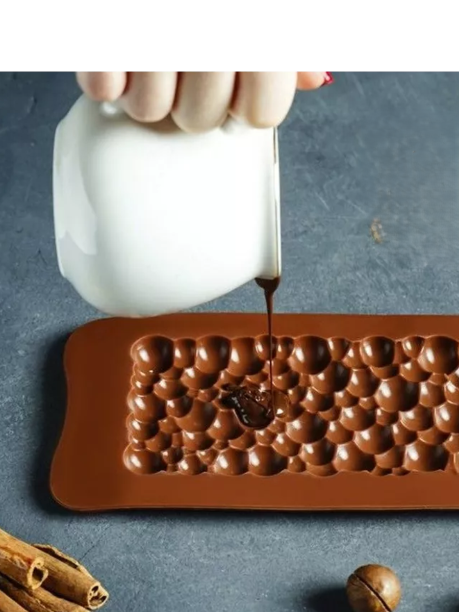 Creează deserturi fine cu forma din silicon alimentar pentru ciocolată Dubai cu umplutură de cataif. Dimensiuni 25x13 cm, material antiaderent și flexibil, ideală pentru praline, bomboane și ciocolată artizanală. Reutilizabilă, ușor de curățat și fără BPA. [14]