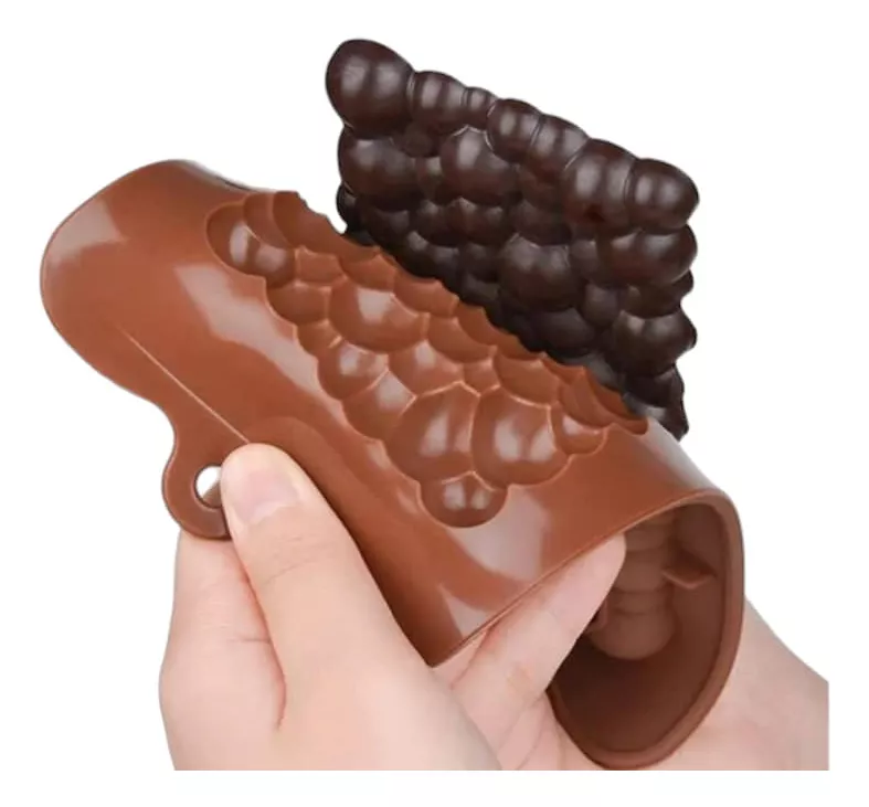 Creează deserturi fine cu forma din silicon alimentar pentru ciocolată Dubai cu umplutură de cataif. Dimensiuni 25x13 cm, material antiaderent și flexibil, ideală pentru praline, bomboane și ciocolată artizanală. Reutilizabilă, ușor de curățat și fără BPA. [17]