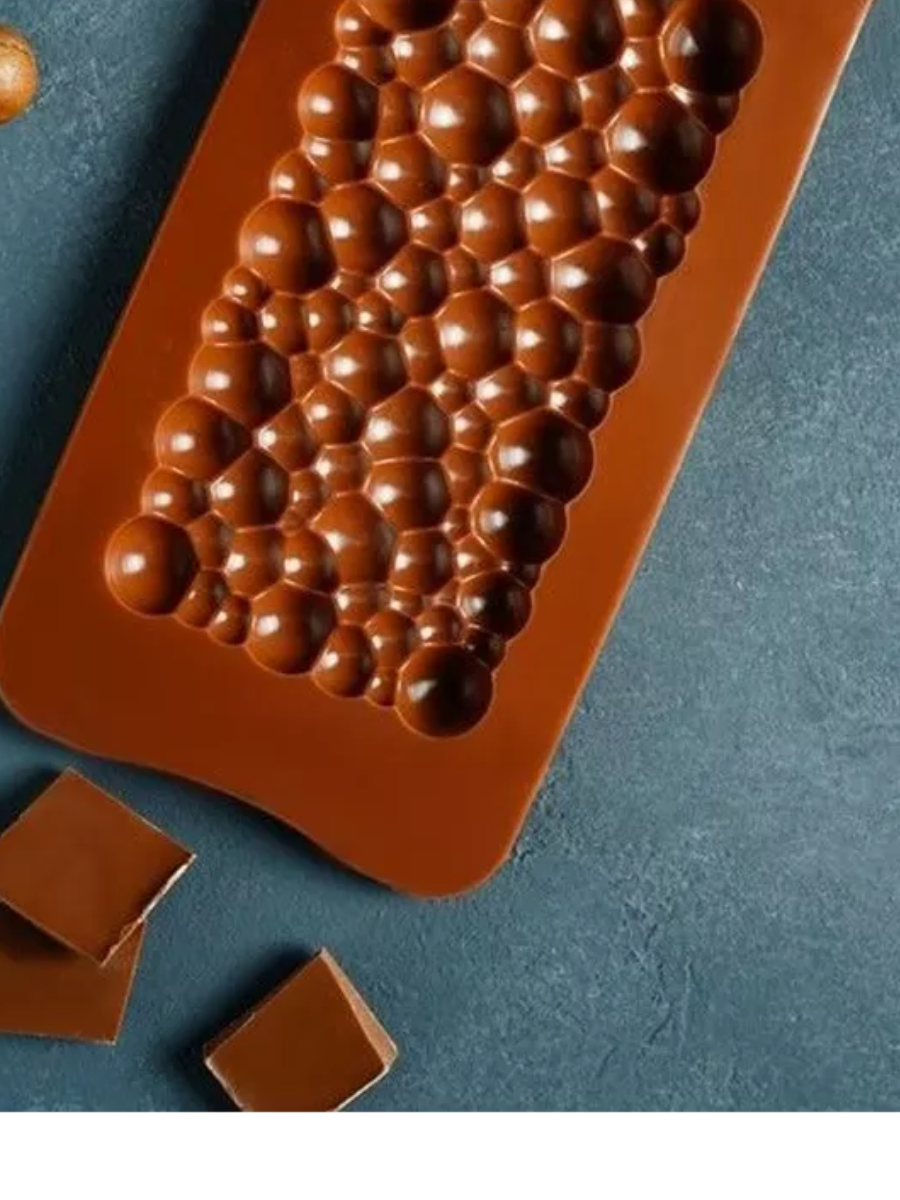 Creează deserturi fine cu forma din silicon alimentar pentru ciocolată Dubai cu umplutură de cataif. Dimensiuni 25x13 cm, material antiaderent și flexibil, ideală pentru praline, bomboane și ciocolată artizanală. Reutilizabilă, ușor de curățat și fără BPA. [6]