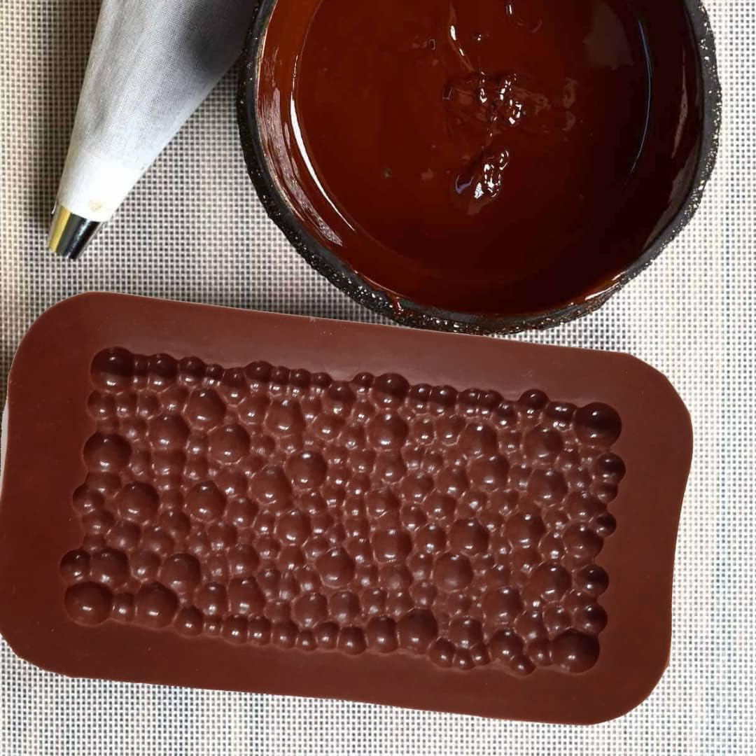 Creează deserturi fine cu forma din silicon alimentar pentru ciocolată Dubai cu umplutură de cataif. Dimensiuni 25x13 cm, material antiaderent și flexibil, ideală pentru praline, bomboane și ciocolată artizanală. Reutilizabilă, ușor de curățat și fără BPA. [18]
