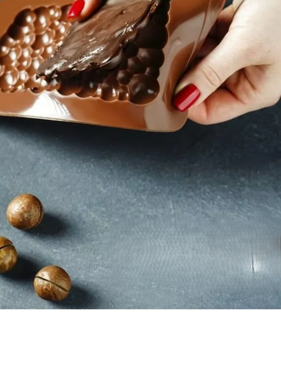 Creează deserturi fine cu forma din silicon alimentar pentru ciocolată Dubai cu umplutură de cataif. Dimensiuni 25x13 cm, material antiaderent și flexibil, ideală pentru praline, bomboane și ciocolată artizanală. Reutilizabilă, ușor de curățat și fără BPA. [3]