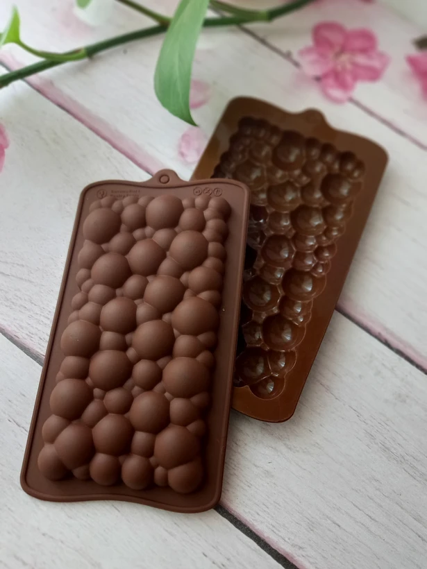 Creează deserturi fine cu forma din silicon alimentar pentru ciocolată Dubai cu umplutură de cataif. Dimensiuni 25x13 cm, material antiaderent și flexibil, ideală pentru praline, bomboane și ciocolată artizanală. Reutilizabilă, ușor de curățat și fără BPA. [16]