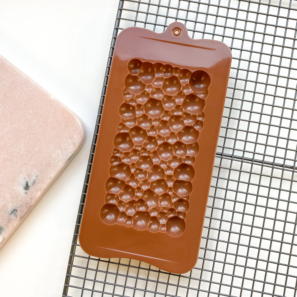 Creează deserturi fine cu forma din silicon alimentar pentru ciocolată Dubai cu umplutură de cataif. Dimensiuni 25x13 cm, material antiaderent și flexibil, ideală pentru praline, bomboane și ciocolată artizanală. Reutilizabilă, ușor de curățat și fără BPA. [20]