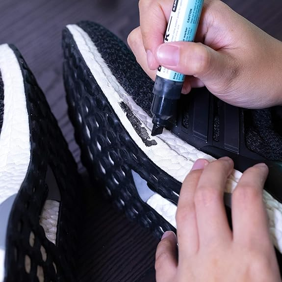 marker permanent negru pentru adidași marker corector negru pentru încălțăminte recondiționare talpă adidași curățare încălțăminte sport marker negru pentru pantofi vopsea neagră pentru adidași marker pentru recondiționarea încălțămintei întreținere pantofi sport acoperire zgârieturi pantofi [9]