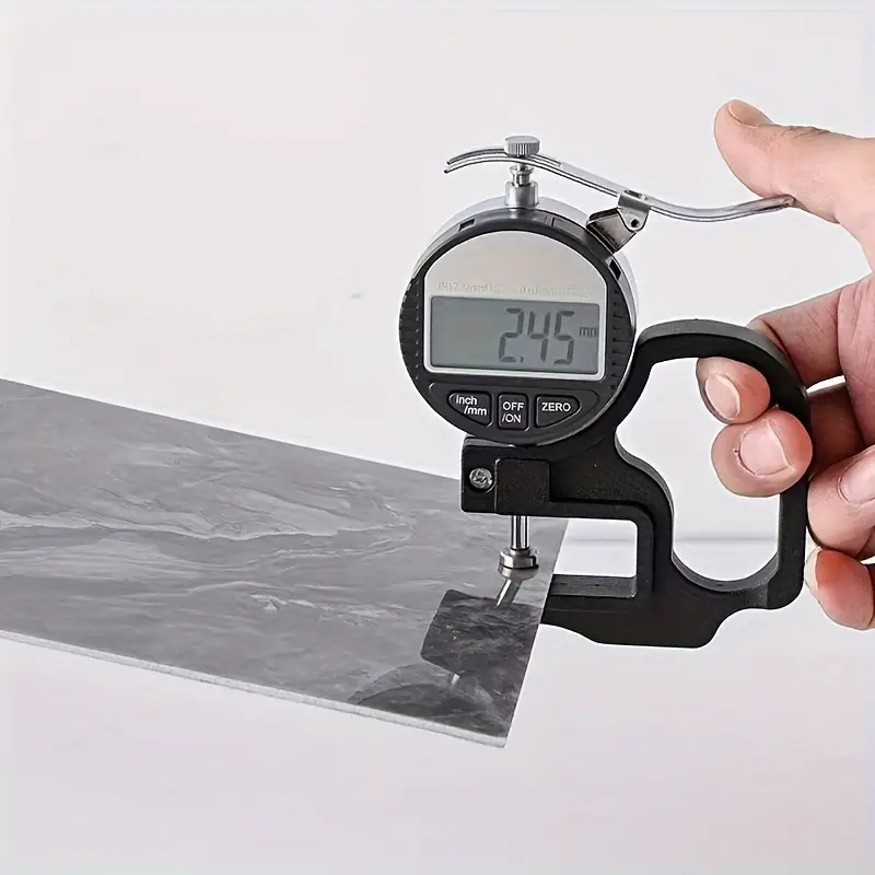 Bandă autoadezivă neagră 60x12 cm – impermeabilă și izolatoare pentru plinte și pervaz [13]