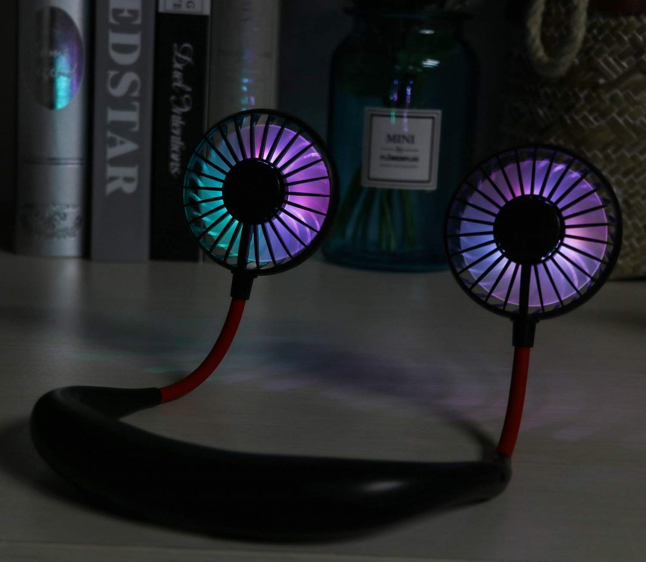 Ventilator Portabil pentru Gât cu 3 Viteze, Lumini LED, Acumulator Intern și Pastilă Aromaterapie, Roșu [18]
