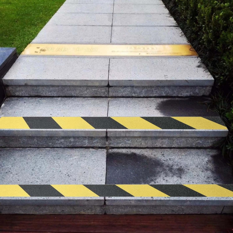 banda antialunecare bandă adezivă antiderapantă bandă abrazivă granulație grosieră bandă de siguranță protecție alunecare antiderapant gresie bandă pentru beton bandă pentru parchet bandă pentru metal bandă negru cu galben accesorii siguranță podea adeziv pentru alunecare antialunecare scări bandă rezistentă uz intens [1]