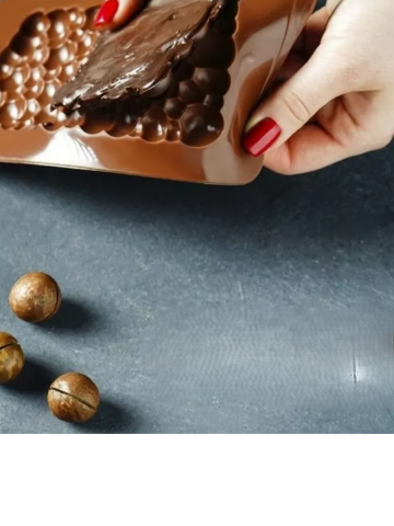 Creează deserturi fine cu forma din silicon alimentar pentru ciocolată Dubai cu umplutură de cataif. Dimensiuni 25x13 cm, material antiaderent și flexibil, ideală pentru praline, bomboane și ciocolată artizanală. Reutilizabilă, ușor de curățat și fără BPA. [2]