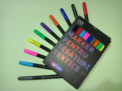 Markere pentru scris pe textile Set markere textile personalizate Markere pentru încălțăminte Markere pentru decorare haine Markere pentru desen pe țesături Set de markere pentru haine și încălțăminte Personalizare textile cu markere Decorare vestimentară DIY Markere permanente pentru țesături Scriere pe haine și încălțăminte [1]