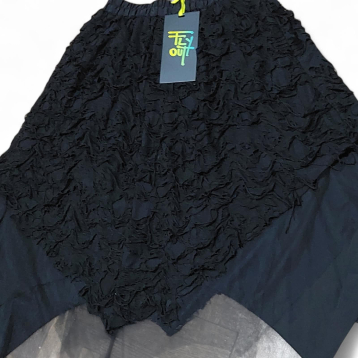 Fusta asimetrica neagra cu aspect zdrenturos si tulle [3]