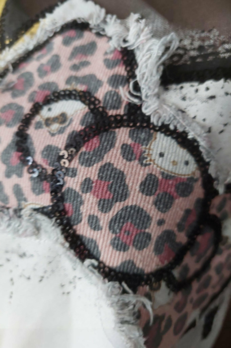 Bluza din bumbac pe fond maro cu paiete negre cu desen Hello Kitty [3]