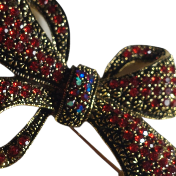 Brosa din metal inoxidabil aurie in forma de fundita cu strasuri colorate [3]