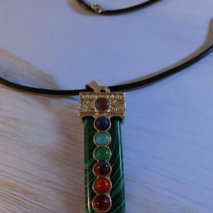 colier-la-baza-gatului-cu-piatra-jad-si-sapte-pietre-pentru-fiecare-chakra [2]
