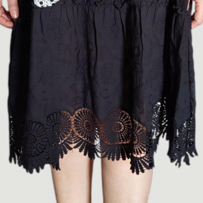 Rochie pe Fond Negru din Vascoza cu Volan si Dantela [4]
