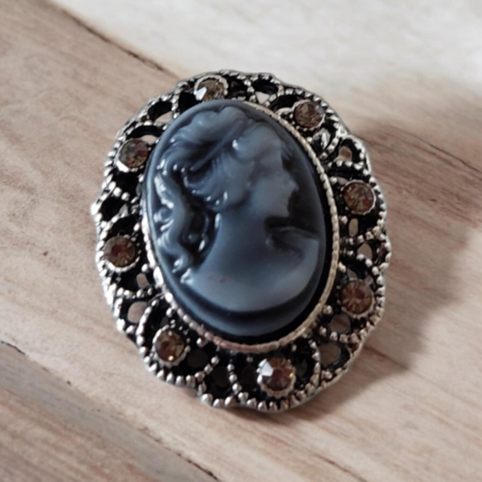 Brosa eleganta cu camee din metal si plastic cu pietre marcasite pe margine [1]
