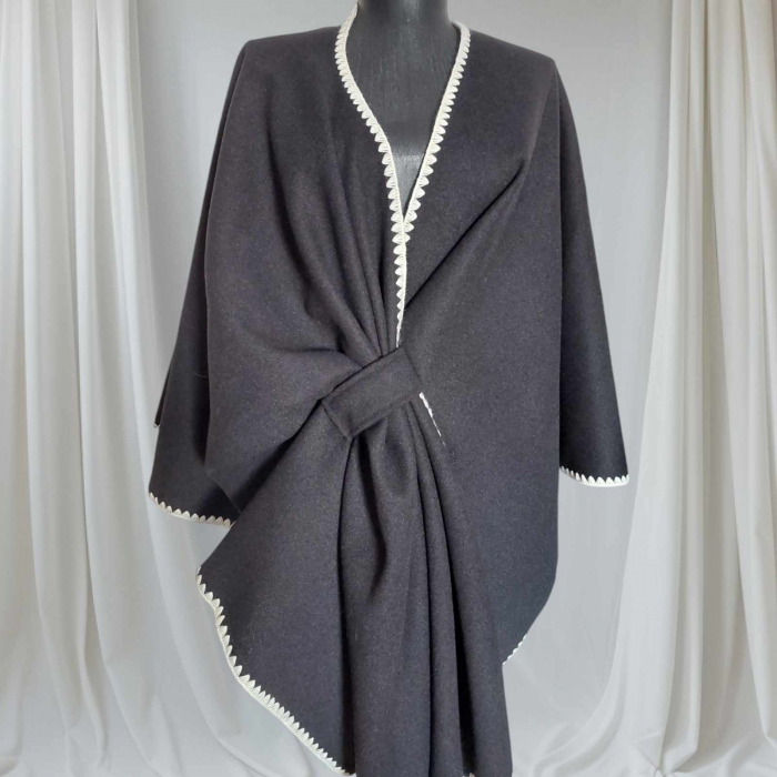 poncho-pentru-sezon-rece-brodat-pe-margini [2]