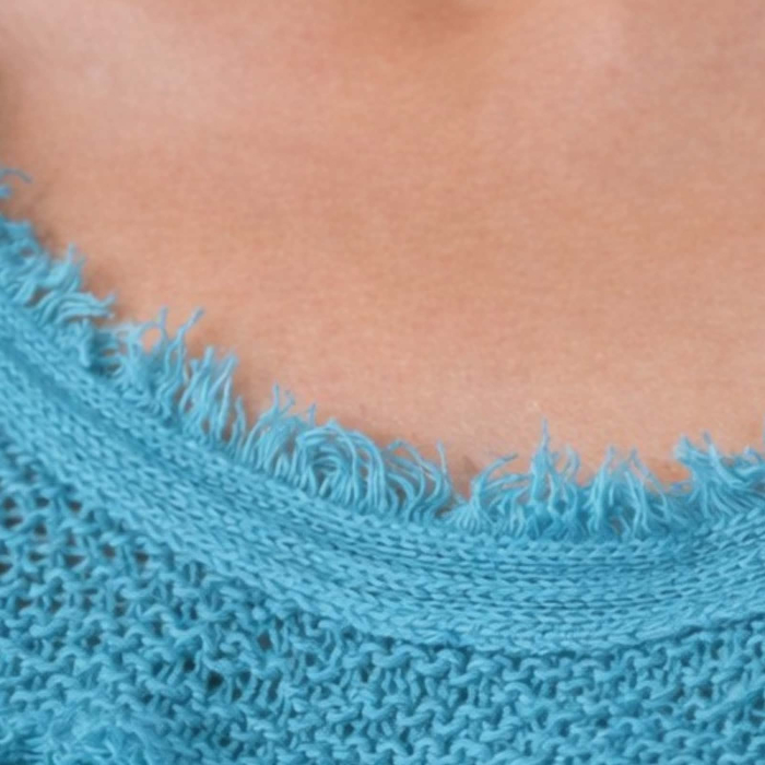 Bluza tip poncho turcoaz cu textura aerata si aspect destramat la margini [3]