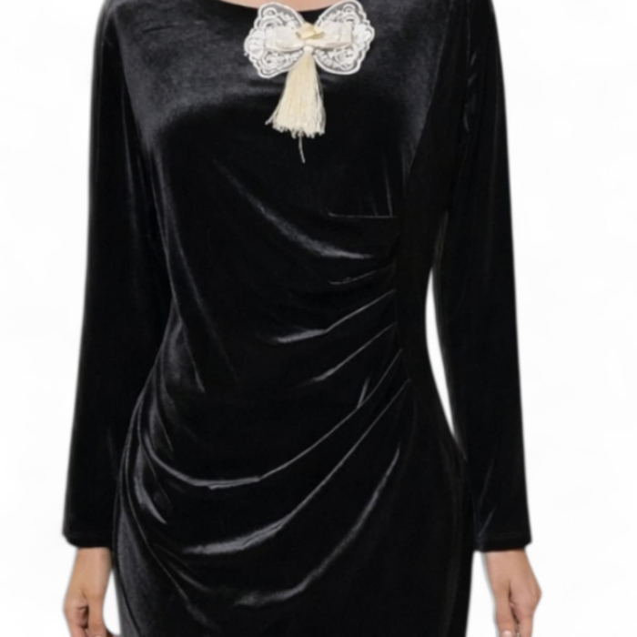 Rochie neagra din catifea stransa intr-o parte cu maneci lungi [2]