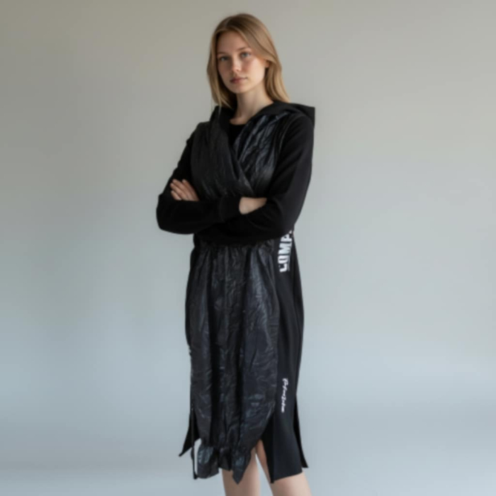 Rochie model zdrenturos sport neagra cu gluga si design lucios [2]