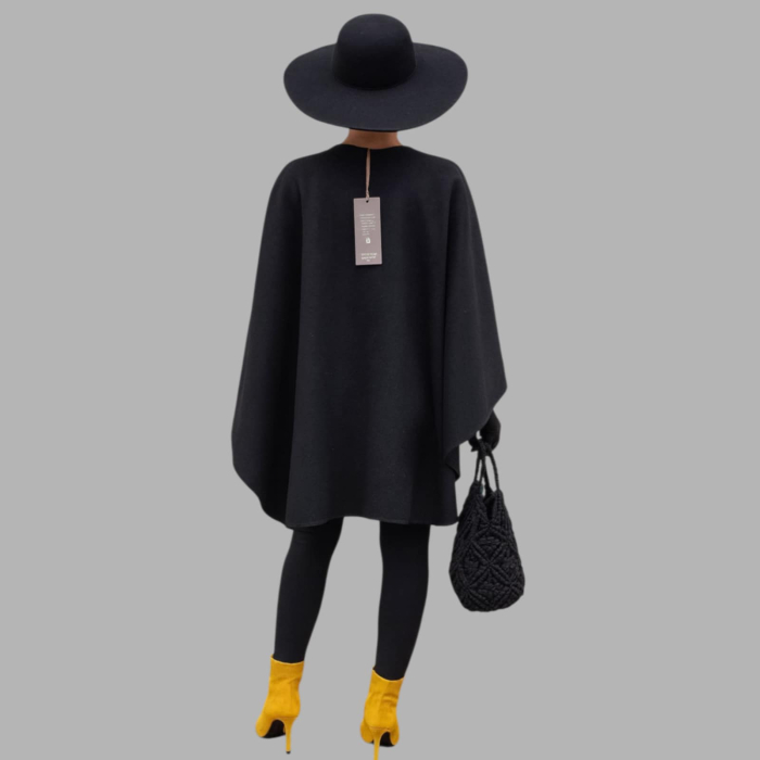 Pelerina Neagra Tip Poncho Stil Versatil si Modern din Material Moale si Placut [3]