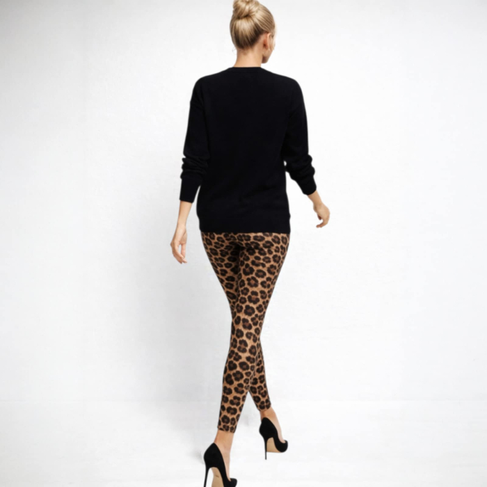 Pulover negru cu aplicatii in forma de inima cu material animal print [2]