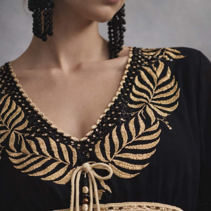 Rochie mini din bumbac cu broderie auriu la decolteu [3]