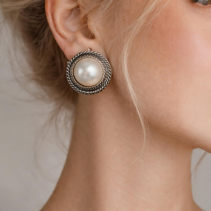 Cercei clipsuri eleganti  cu perla alba si rama argintie tip stud [2]