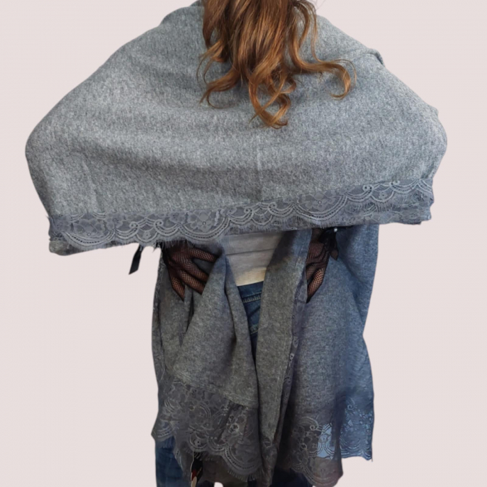 sal-gri-tip-poncho-tricotat-cu-dantela-pe-margini [2]