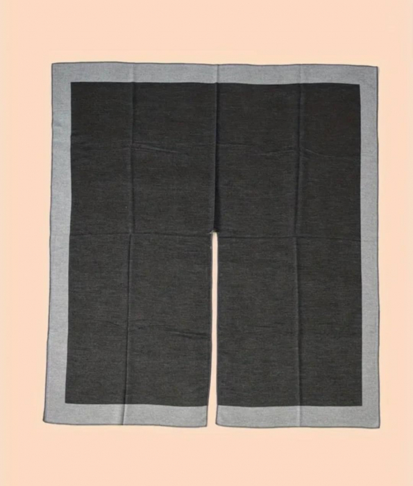 poncho-generos-pentru-sezonul-rece-gri-si-negru [2]