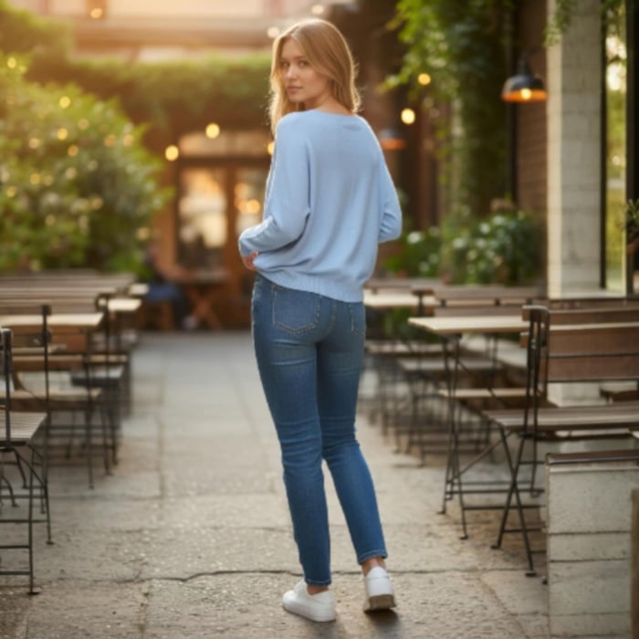 Pulover bleumarin din tricot moale cu decolteu barcuta [3]