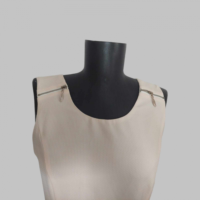 rochie-crem-cu-fermoare-decorative-pe-umeri [2]